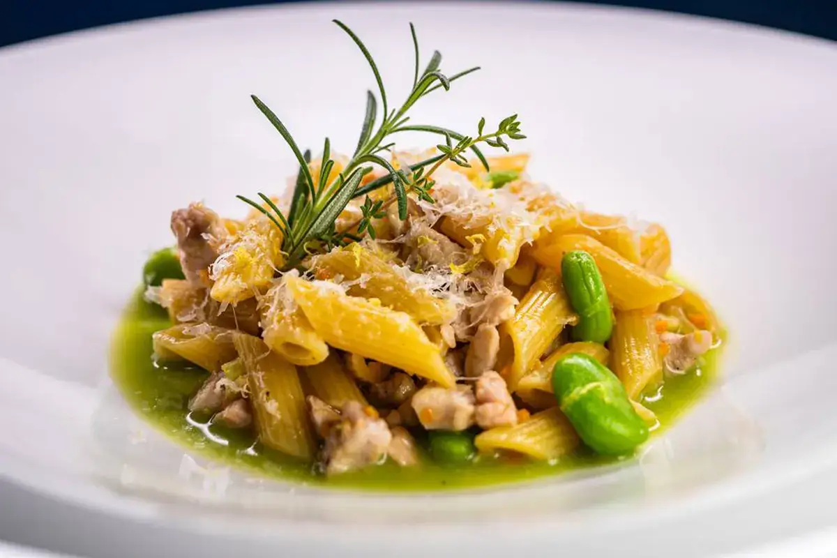 Mezze penne risottate con rag&ugrave; di coniglio, ave e limone Mezze penne risottate con rag&ugrave; di coniglio, ave e limone